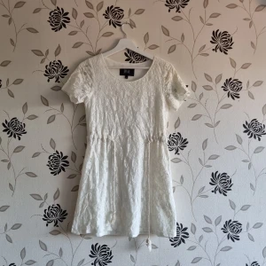 Dry Lake, vit klänning, Strl: M - Dry Lake, "Marielle Dress", Storlek Medium. Dragsko i midjan.  Material: Polyamide & Polyester.