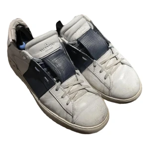 Valentinos Opens - Skor från Valentino i modellen Opens, kontakta för mer info och bilder, nypris 7000kr, säljer billigt pga skicket (Endast skor följer med och inget annat) Även öppen för byten 🍰