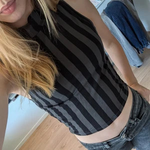 Randig topp - Säljer min coola topp från Gina Tricot med randigt mönster. Y2k stil. Använd fåtal gånger och är i superbra skick. 💜💜