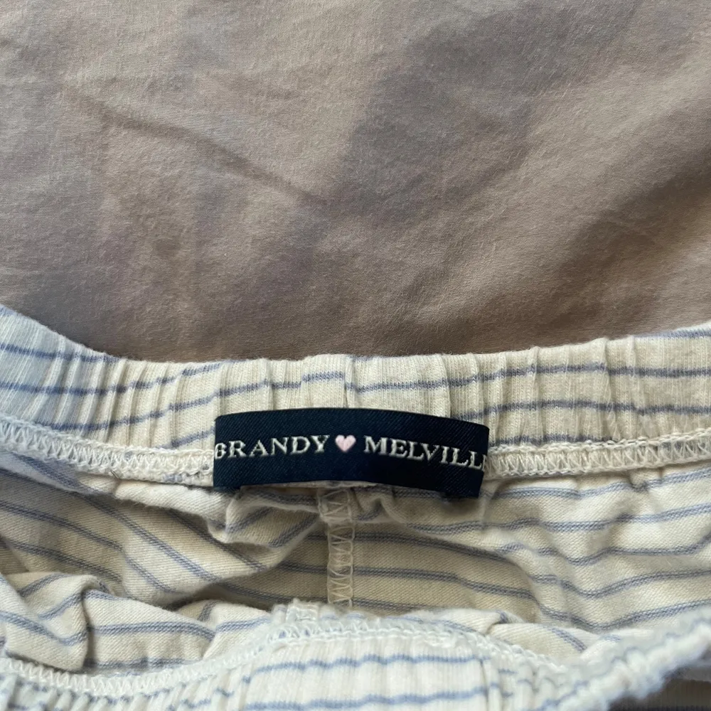 pyjamasshorts med knappar från brandy melville . Shorts.