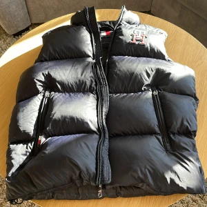 Tommy hilifiger vest  - säljer min Tommy hilfiger jacka eftersom  jag tröttnat på den och förstorlek som är förstor. Ny priss 2308 kr kontakta mig för mer information ellr frågor.