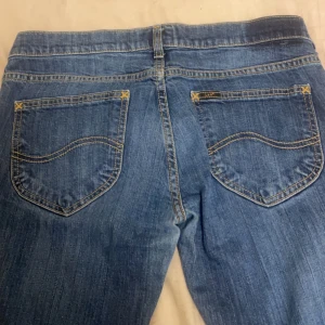 Lee jeans  - Säljer desss fina lee jeansen. Dom är i jätte bra skick. Säljer då de tyvärr är förstora.  De är skinny/ straight leg men de är väldigt enkelt att sy om till boot cut. Säljer de billigt. Skriv om ni har frågor eller önskar fler bilder ❤️