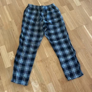  Pyjamasbyxor  -  Pyjamasbyxor säljs ifrån H&M st S.