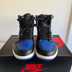 Säljer ett par Jordan 1 High OG (Royal toe) i storlek 44. Skorna är endast testade och är i nyskick. Perfekt sko för sensommaren och hösten med neutrala färger som passar det mesta.