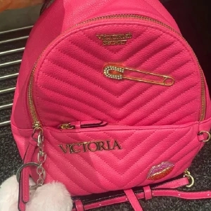 Victoria secret - Mycket fin väska säljes för 250kr. Priset kan diskuteras.