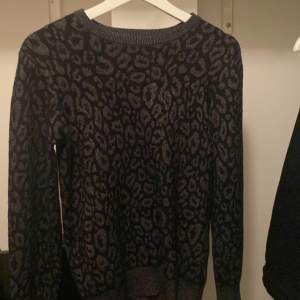 Supercoola trendig leopardmönstrad tröja, som ny, använd endast en gång!💘