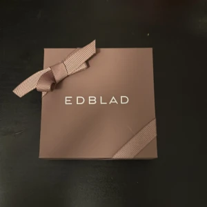 Halsband🪩 - Ett jätte fint halsband från Edblad, (den är formad som en stjärna)halsbandet är ej använt bara provat! Pris kan diskuteras, den är dock köpt för mer pengar. Tyvärr gillar jag inte den så mycket🤍❄️