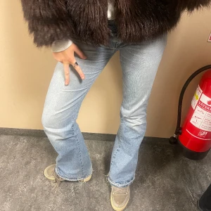 Crocker jeans - Jättesnygga Lågmidjade ljusblåa bootcutjeans. Har sällan används och är i fint skick❤️