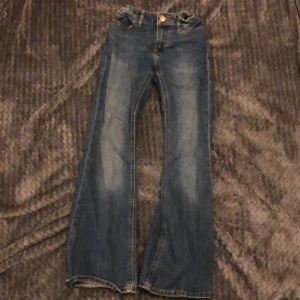 Jeans - Jeans lite, utsvängda där nere 