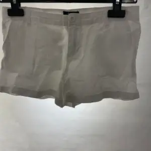 En par superfina lågmidjade shorts från Polo Ralph Lauren. Shortsen är i bra skick och storlek 14y
