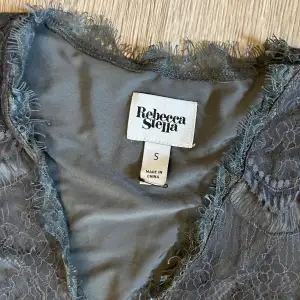 Spetsklänning som jag köpt på second hand! Köp via köp nu! 🖤blå/grå färg