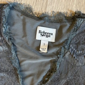 Rebecca Stella klänning - Spetsklänning som jag köpt på second hand! Köp via köp nu! 🖤blå/grå färg
