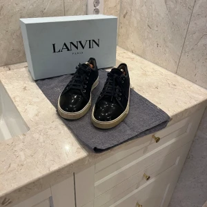 Lanvin skor  - Tja säljer mina lanvin på grund ut av att jag ska köpa nya skor. Storlek uk7/41 men sitter om 42. Skick 8/10 köpta på Nk all og fås med inkl kvitto. Priset är ej hugget i sten.