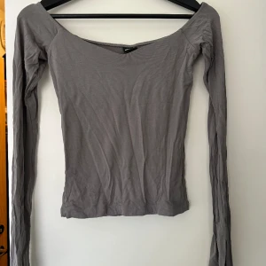 Topp - Söt off shoulder topp från Gina Tricot. Jättefin till vardags eller fest!