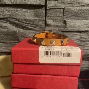 Valentino Garavani armband - Säljer nu ett nytt Valentino garavani armband! Alla tillbehören hänger med (Box, dustbag, manual, extra spikar/skruvar i obruten förpackning) Men även ett Valentino kuvert med kvitto! Nypris 3100kr mitt pris 1100kr!!  Tveka inte att höra av dig🙏