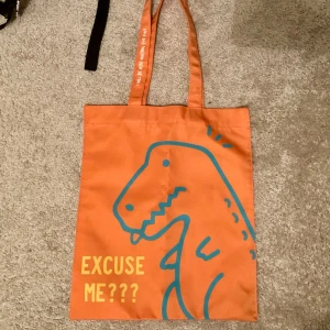 Dino totebag - Tygväska med dinosaurie på 🦖 köpt från Zone i Växjö <3 nyskick 
