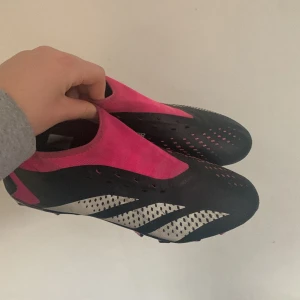 Adidas fotbollsskor 41-42 - Tja! Säljer dessa adidas fotbollsskor i strl.41-42 det finns inga snören. Det finns ett litet märke på sulan, men den märks inte av när man spelar! Hör av er vid några funderingar// Morris