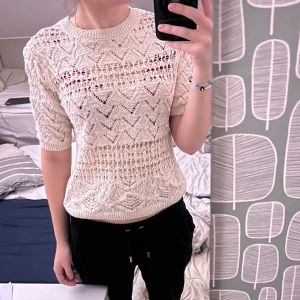 Spets tröja - En jätte fin tröja köpt från zara i storlek S. Endast använd 2 gånger säljes då den ej kommit till användning. Jätte fint skick som ny💗