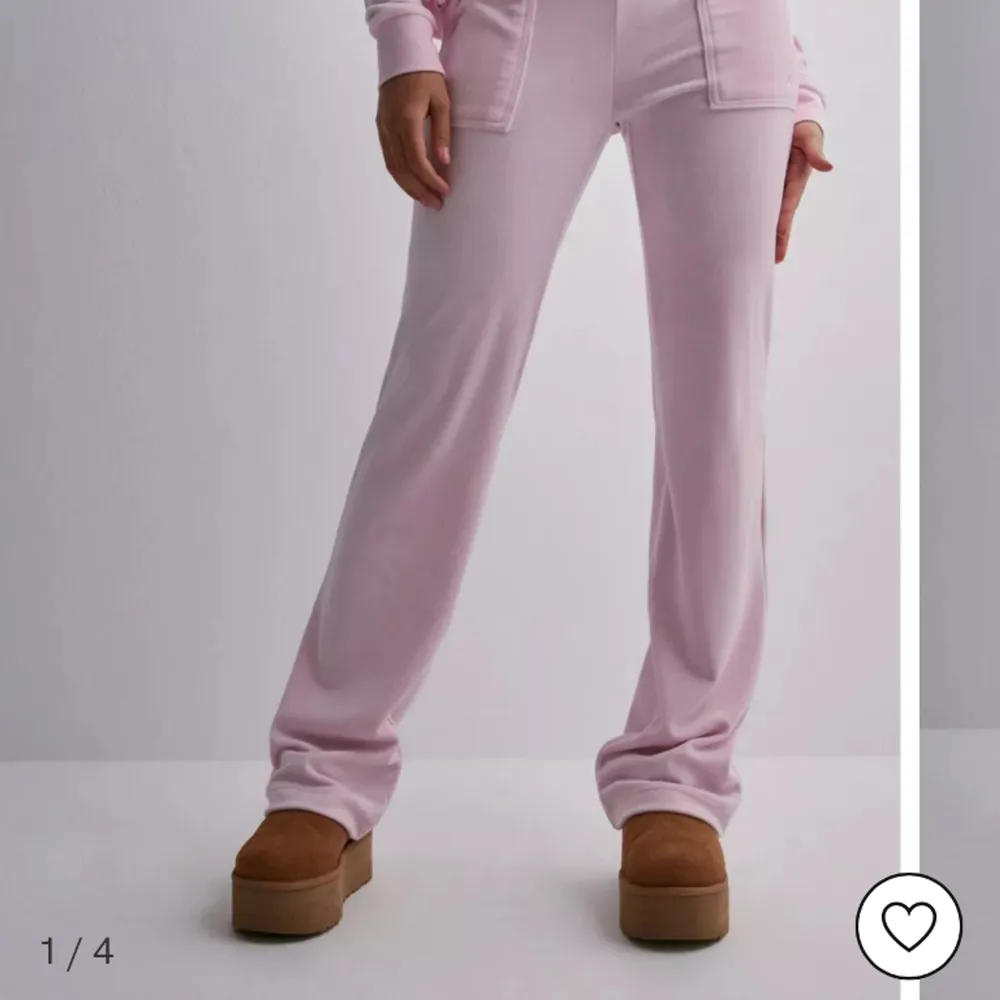 Säljer ett par rosa Juicy i storleken M, färgen rosa! Dem kommer ej till användning längre därav säljer jag dom, dom är använda ett par enstaka gånger🩷. Jeans & Byxor.