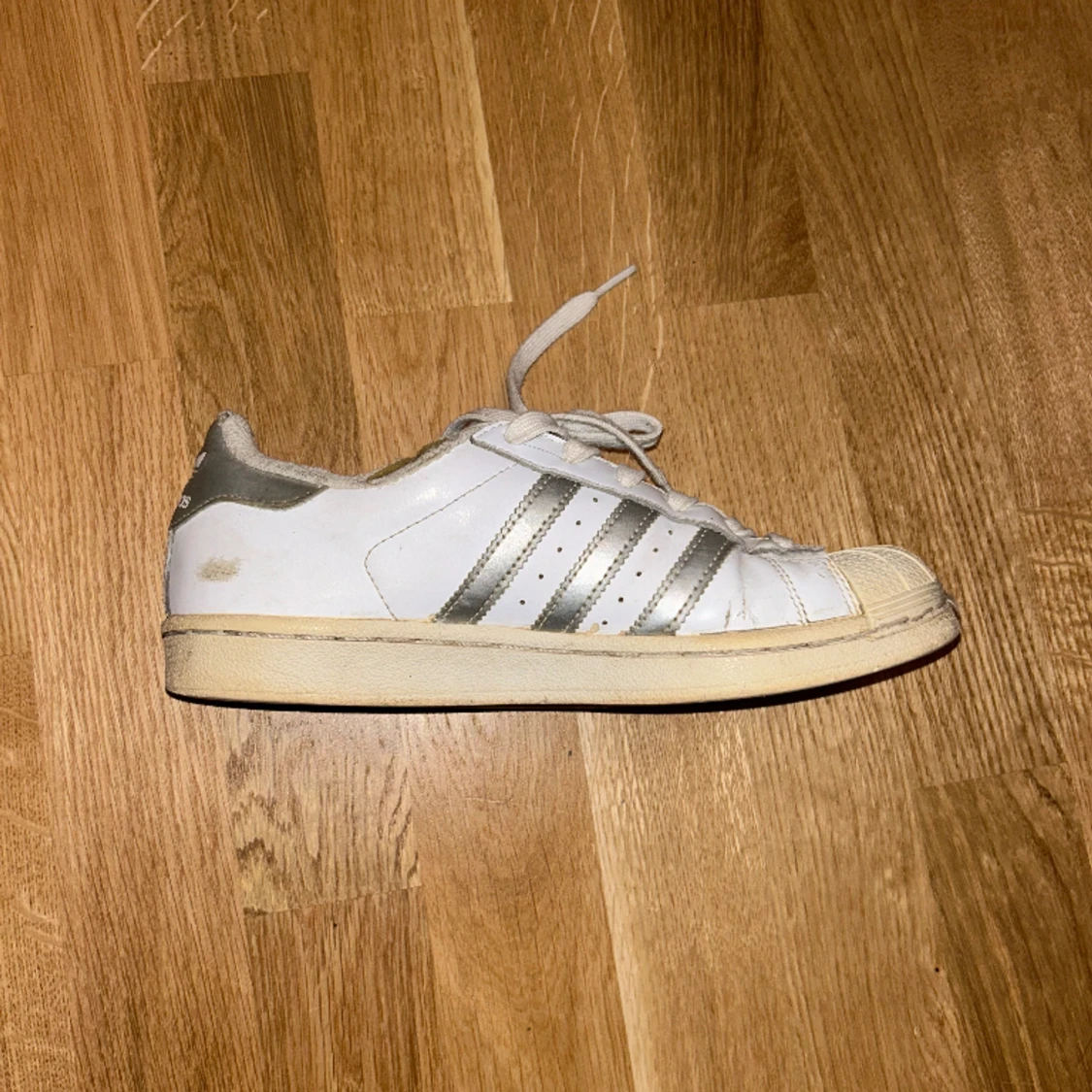 Adidas skor 
