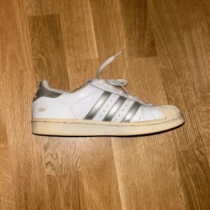 Adidas skor  - Adidas skor som är i använt skick