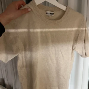 SOFT GOAT trekvarts tröja 100% chasmere  - Säljer min tröja från soft goat i 100% chasmere eftersom den inte kommer till användning. Nypris 1600, mitt pris 800 (kan tänka mig gå ner i pris vid snabb affär). Storlek xs. 