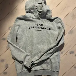 En kär Peak Performance hoodie. Grå i fint skick. 🩶