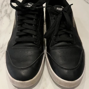 Puma sneakers  - Sneakers i fint skick. Skön foamsula. Gulddetaljer. Storlek US 8,5 EU 41
