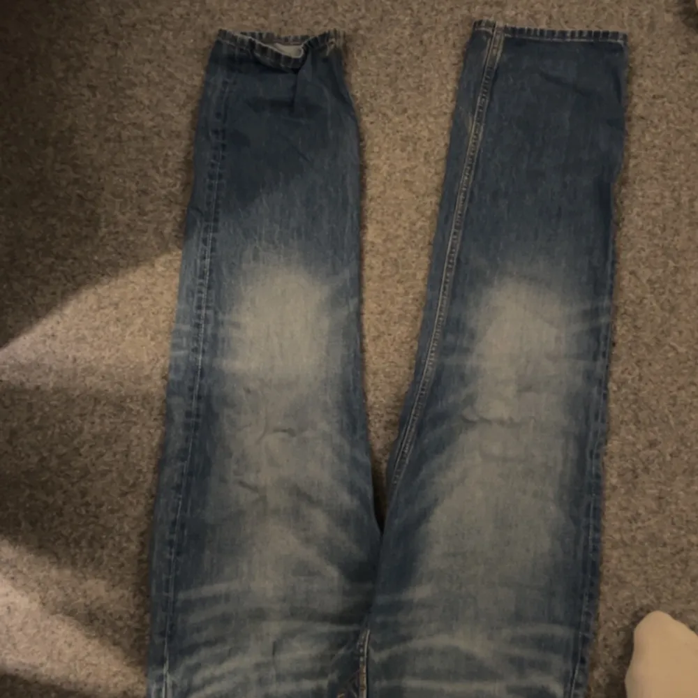 Säljer mina weekday brallor som inte är min stil löngre . Jeans & Byxor.