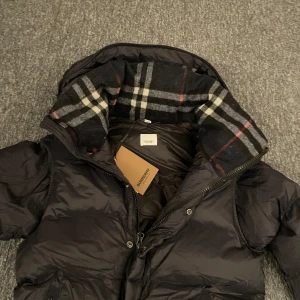 Burberry  - Hej säljer denna jacka som var en födelsedagspresent så har ej kvitto därav priset 