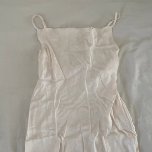 Långklänning - Lång klänning från bershka. Storlek S. Är 160cm lång och den går ner till vaderna.