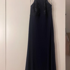 Balklänning  - Jättefin paljett klänning från London. Storlek M 