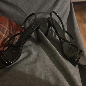 Shein klackskor st 41 - Säljer dessa helt nya klackar ifrån shein, kommer inte ihåg vad jag köpte dom för men vet att det var ett normalt pris. Dom sitter bra, förutom att dom är rätt så stora. Säljer de för 75kr. plus eventuell frakt om vi inte möts upp i Norrköping.