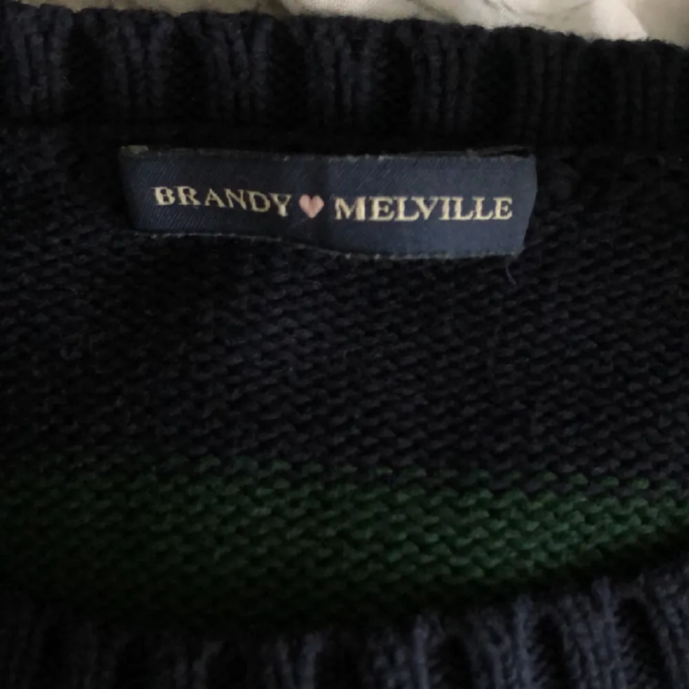 Säljer en grön ”stickad” tröja från Brandy Melville i strl. One Size. Köpt under vintern 22 och har blivit hyfsat använd under 4 månaders tid efter det. . Stickat.