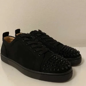 Louboutins storlek 42 - Svarta loubs med spikes, använda fåtal gånger, komplett med shoebox, dustbag, tags