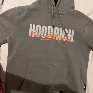Hoodrich hoodie - Säljer min hoodie eftersom den inte kommer till användning längre. Orginal pris: 800kr. Kan sänka priset vid snabb affär.