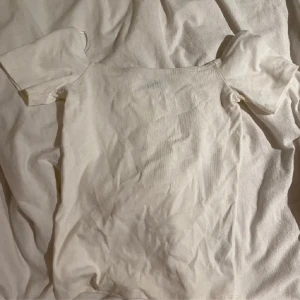 Topp - En vit söt sommartopp som sitter superfint💕 använd en gång och mycket bra skick! Från Gina i storlek XS