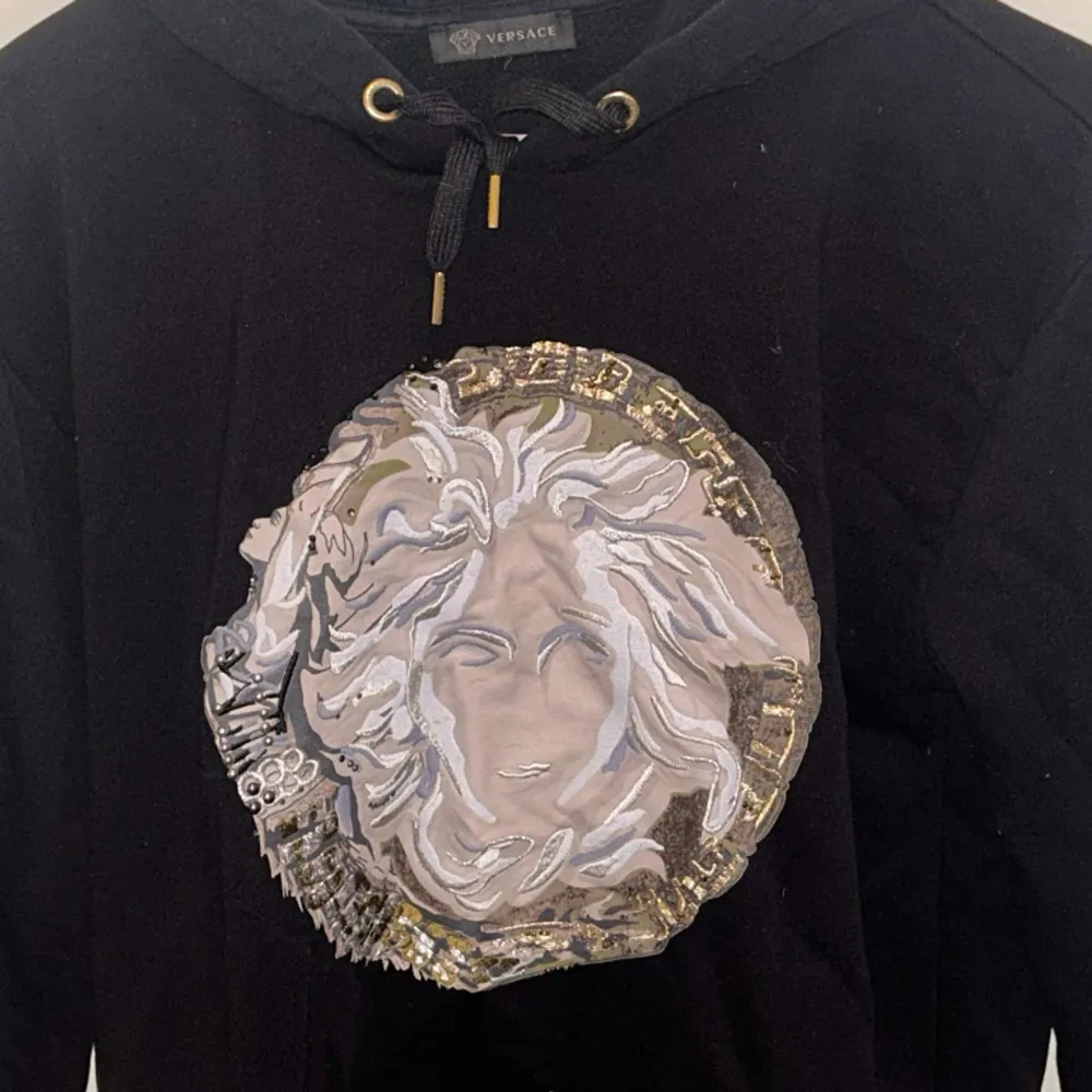 En riktigt snygg Versace hoodie med Versace tryck fram. Tröjan är storlek S men den är lite stor i storleken så skulle säga att den passar en M också. Nyskick, inga slitningar eller hål. Ej äkta💞. Hoodies.