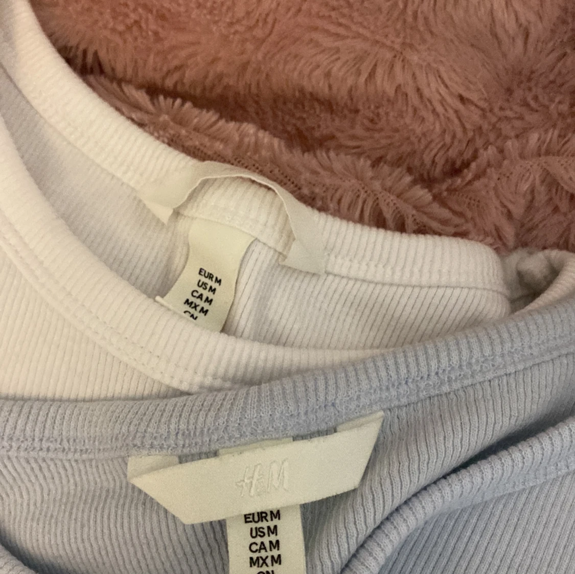 Två linnen från hm, vitt och ljusblått  - 91