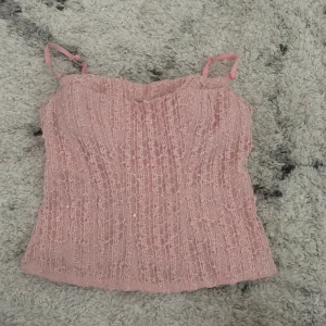 Rosa top - Jag säljer min fina rosa top på grund att den är lite för liten för mig. Skriv till mig för flera bilder🩷 Tryck på köp nu💞Fast pris🩷
