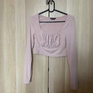 Långärmad tröja från SHEIN i rosa färg med chiffong på framsidan. Färgen skiljer sig från bilden - den är mycket mer rosa i verkligheten. Knappt använd, inga defekter. Storlek L men sitter som en XS/S. Ganska stretchig. Nypris: 99 kr. 