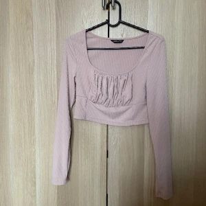 Långärmad rosa tröja från SHEIN - Långärmad tröja från SHEIN i rosa färg med chiffong på framsidan. Färgen skiljer sig från bilden - den är mycket mer rosa i verkligheten. Knappt använd, inga defekter. Storlek L men sitter som en XS/S. Ganska stretchig. Nypris: 99 kr. 