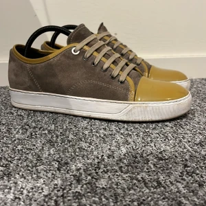 Lanvins - Hej! Säljer nu dessa sjukt snygga lanvin skor Storlek UK 5 vilket motsvarar 39-40 Skick 9,5/10 Ny pris= 5000 kr Säljs för= 999 kr bara skrona följer med vid köp