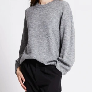 Grå stickad tröja - Säljer min gråa stickade tröja ifrån lager 157 då den var lite för kort för min smak. Den är endast använd ett få par gånger💗