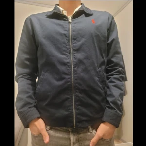 Raulph Lauren Jacka  - Otroligt snygg & unik Raulph Lauren Jacka i storlek S (passar även M). Passar perfekt mot våren 💥  Såklart 100% autentisk 😍  INGA DEFEKTER!