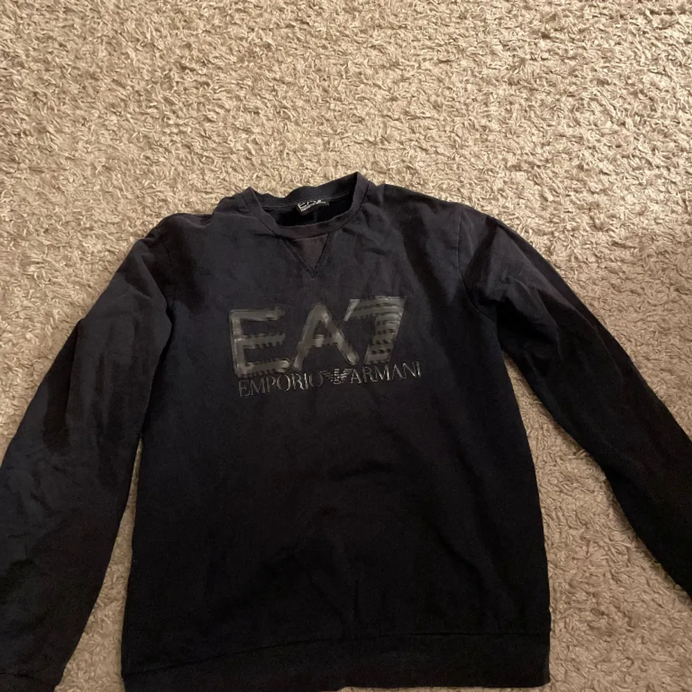 Jag säljer en ea7 tröja i sämre skick , vissa bokstäver har börjat lossna som man ser på en av bilderna och den har blivit lite missfärgad men den funkar att använda den är i storlek S. Tröjor & Koftor.