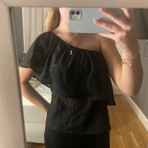 blus - söt glittrig one shoulder blus❤️☺️✌🏼