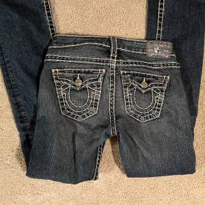 Super fina true religon jeans! Bootcut och lågmidjade, jätte fint skick. Säljer då dom är för stora. midjemått: 36cm, innerbenslängd: 82cm Använd gärna köp nu🫶