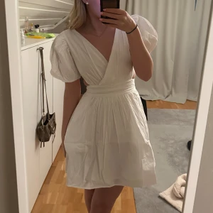 Klänning - Super fin klänning som passar perfekt till studenten, helt ny med prislapp kvar, ordinarie pris 1200kr! Säljer pga att retur-tiden gått ut😊 passar storlek 34-36🤍🤍