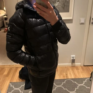 Peak performance jacka - En fin peak performance jacka i storlek 160, är i bra skick och säljer då den är för liten för mig, köpt för 1700 kr☺️
